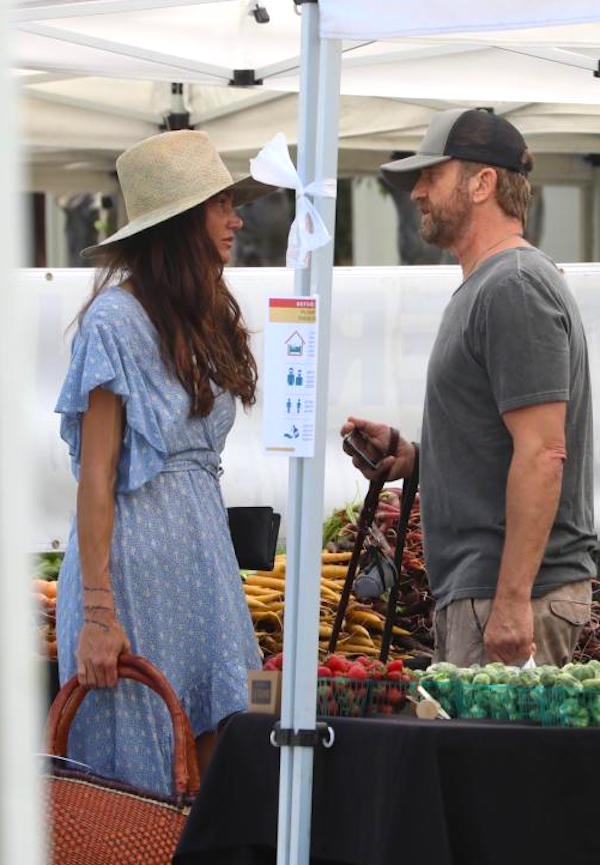 Los Angeles, Gerard Butler e Morgan Brown si baciano tra le bancarelle del mercato