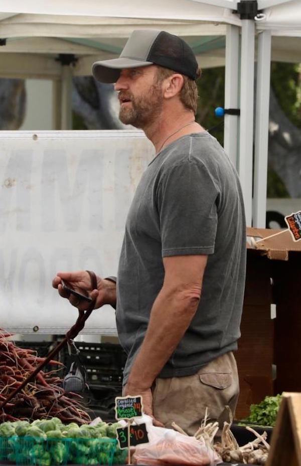 Los Angeles, Gerard Butler e Morgan Brown si baciano tra le bancarelle del mercato