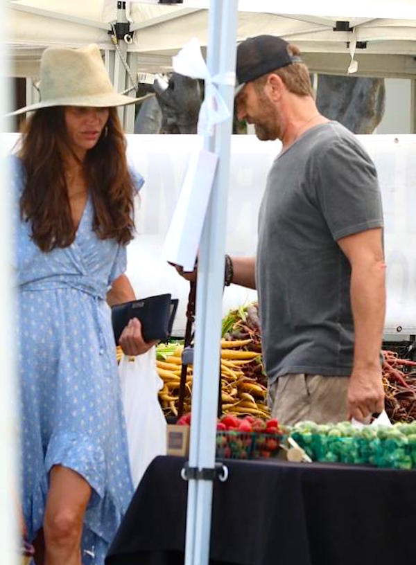 Los Angeles, Gerard Butler e Morgan Brown si baciano tra le bancarelle del mercato