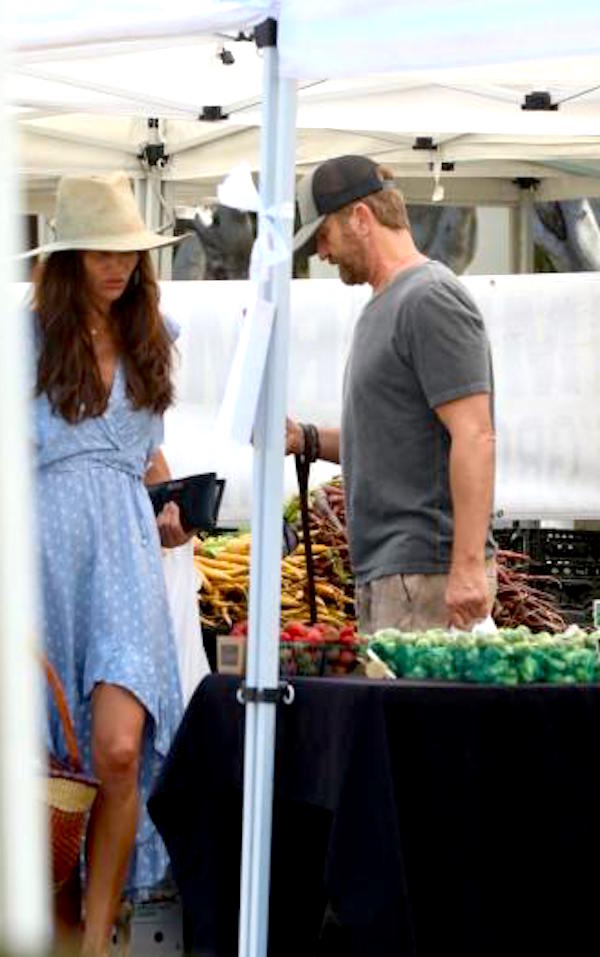Los Angeles, Gerard Butler e Morgan Brown si baciano tra le bancarelle del mercato