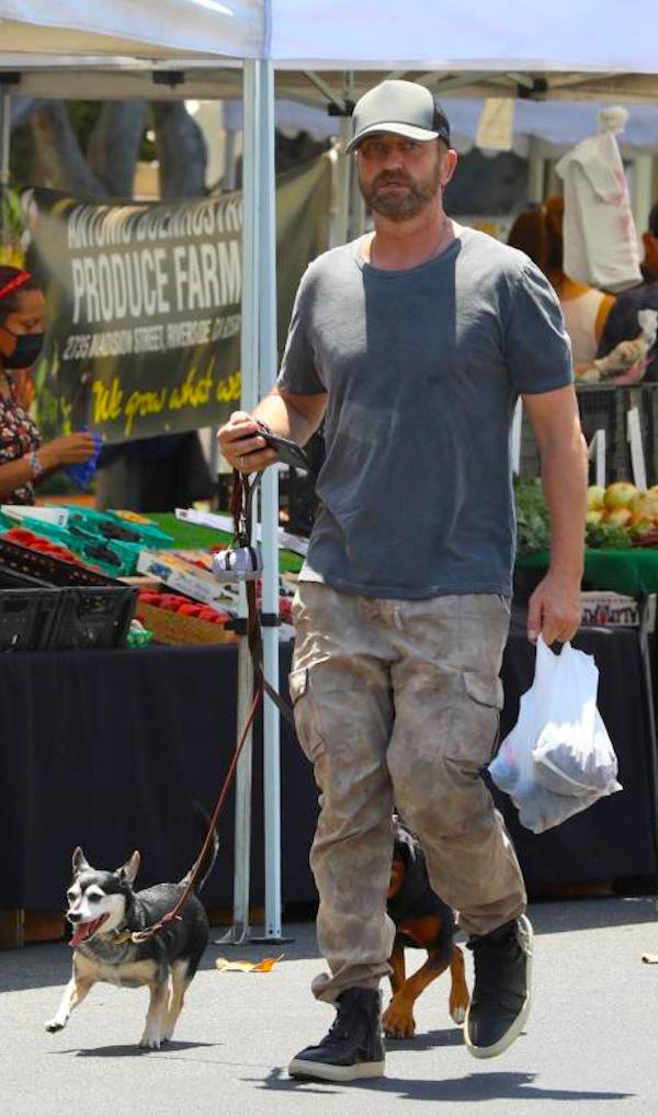 Los Angeles, Gerard Butler e Morgan Brown si baciano tra le bancarelle del mercato