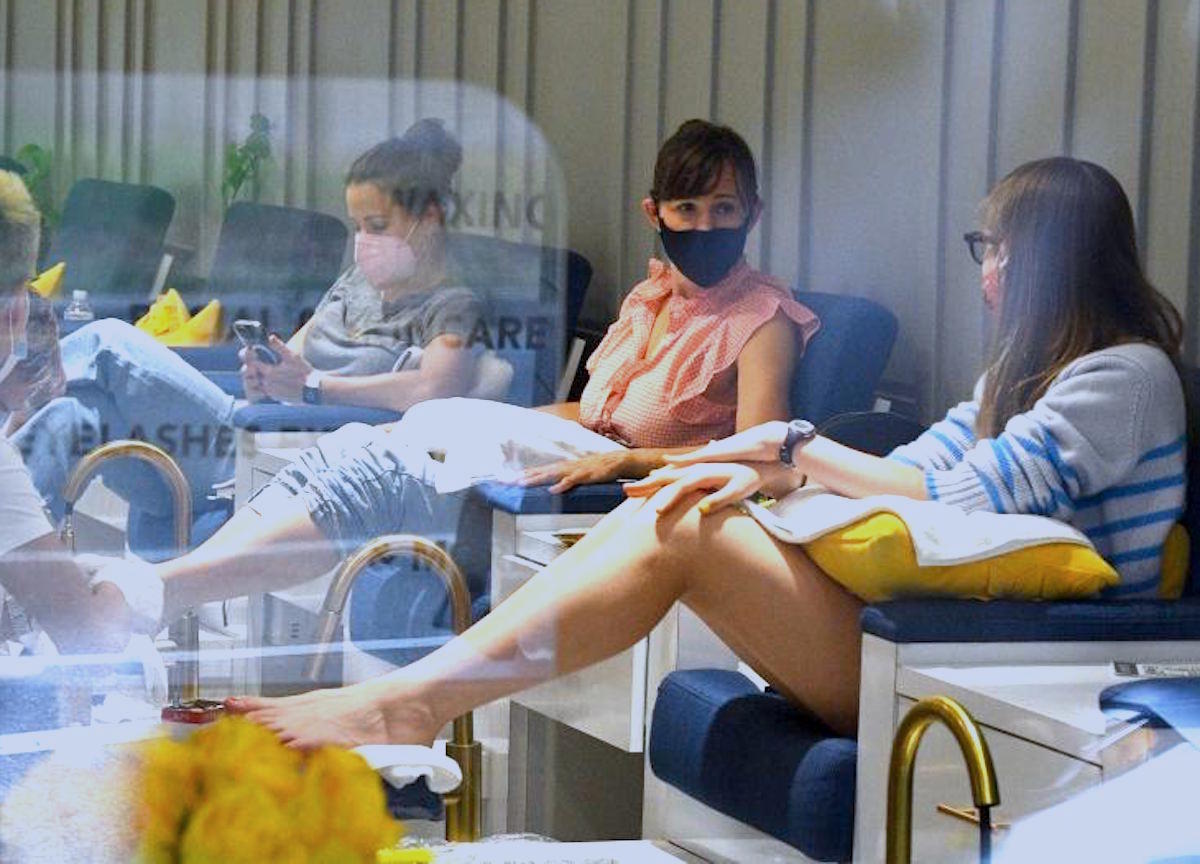 los angeles , Jennifer Garner  e la figlia Violet ,insieme a farsi pedicure e manicure 