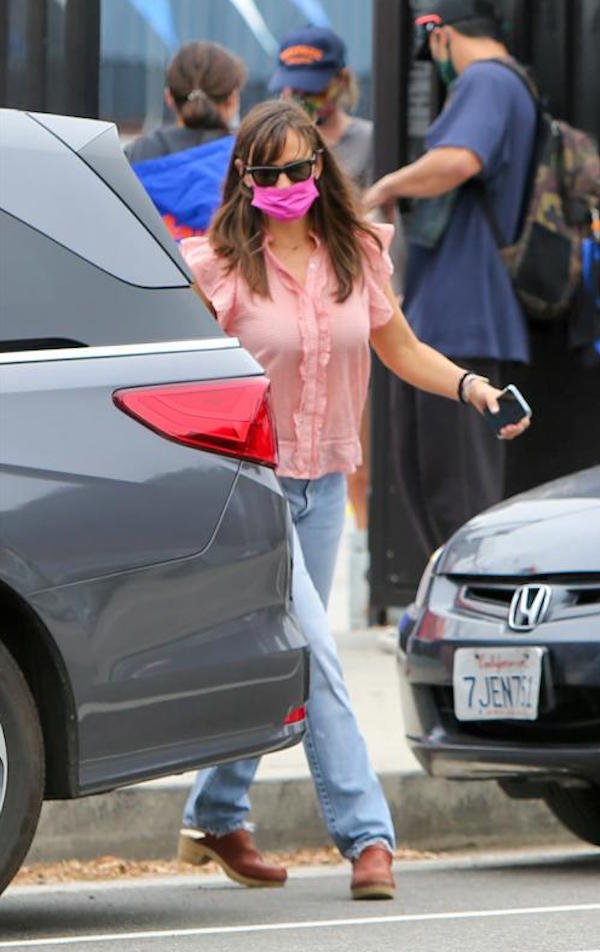 los angeles , Jennifer Garner  e la figlia Violet ,insieme a farsi pedicure e manicure 