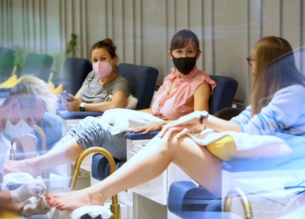 los angeles , Jennifer Garner  e la figlia Violet ,insieme a farsi pedicure e manicure 