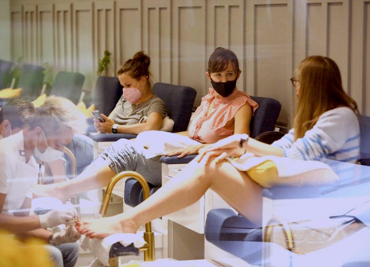 los angeles , Jennifer Garner  e la figlia Violet ,insieme a farsi pedicure e manicure 