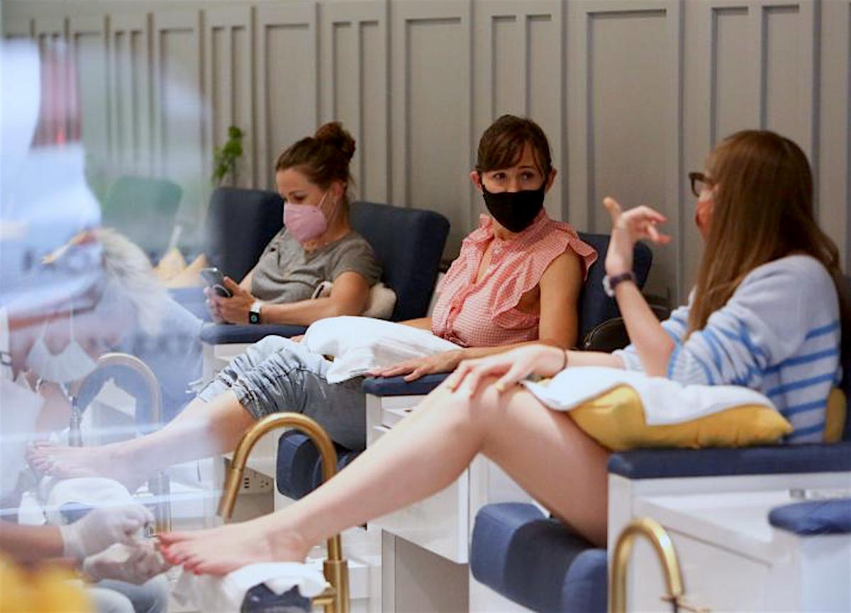 los angeles , Jennifer Garner  e la figlia Violet ,insieme a farsi pedicure e manicure 