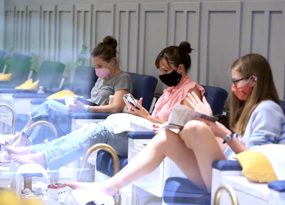 los angeles , Jennifer Garner  e la figlia Violet ,insieme a farsi pedicure e manicure 