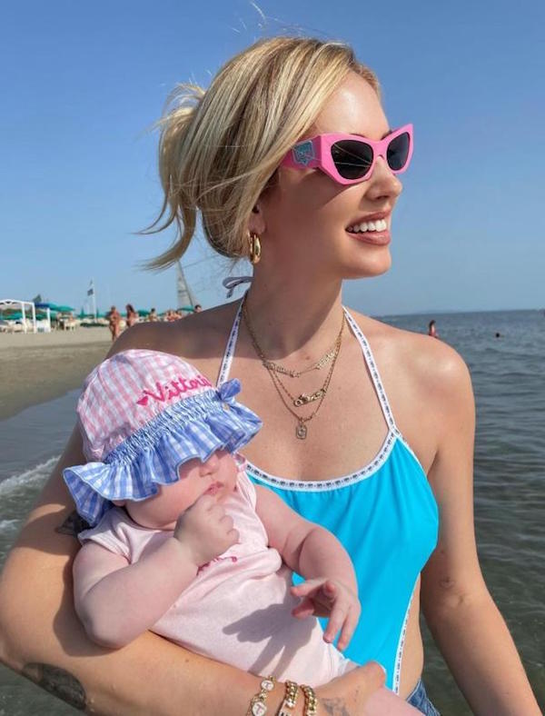Forte dei Marmi: Chiara Ferragni in vacanza con i figli Leone e Vittoria Forte dei Marmi: Chiara Ferragni in vacanza con i figli Leone e Vittoria