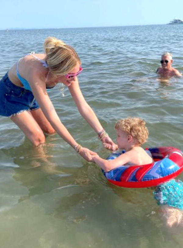 Forte dei Marmi: Chiara Ferragni in vacanza con i figli Leone e Vittoria Forte dei Marmi: Chiara Ferragni in vacanza con i figli Leone e Vittoria