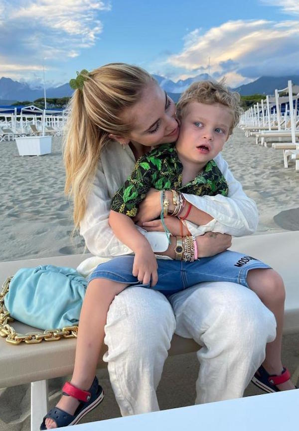 Forte dei Marmi: Chiara Ferragni in vacanza con i figli Leone e Vittoria Forte dei Marmi: Chiara Ferragni in vacanza con i figli Leone e Vittoria