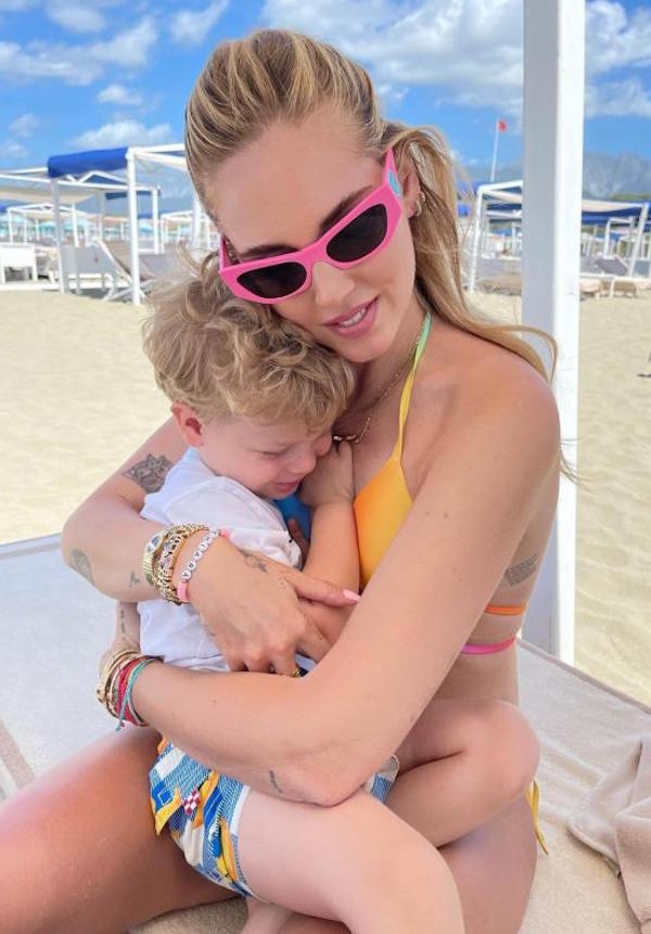 Forte dei Marmi: Chiara Ferragni in vacanza con i figli Leone e Vittoria Forte dei Marmi: Chiara Ferragni in vacanza con i figli Leone e Vittoria