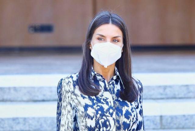 Spagna:Letizia Ortiz, abito animalier di Victoria Beckman, decolte' C.Herrera 