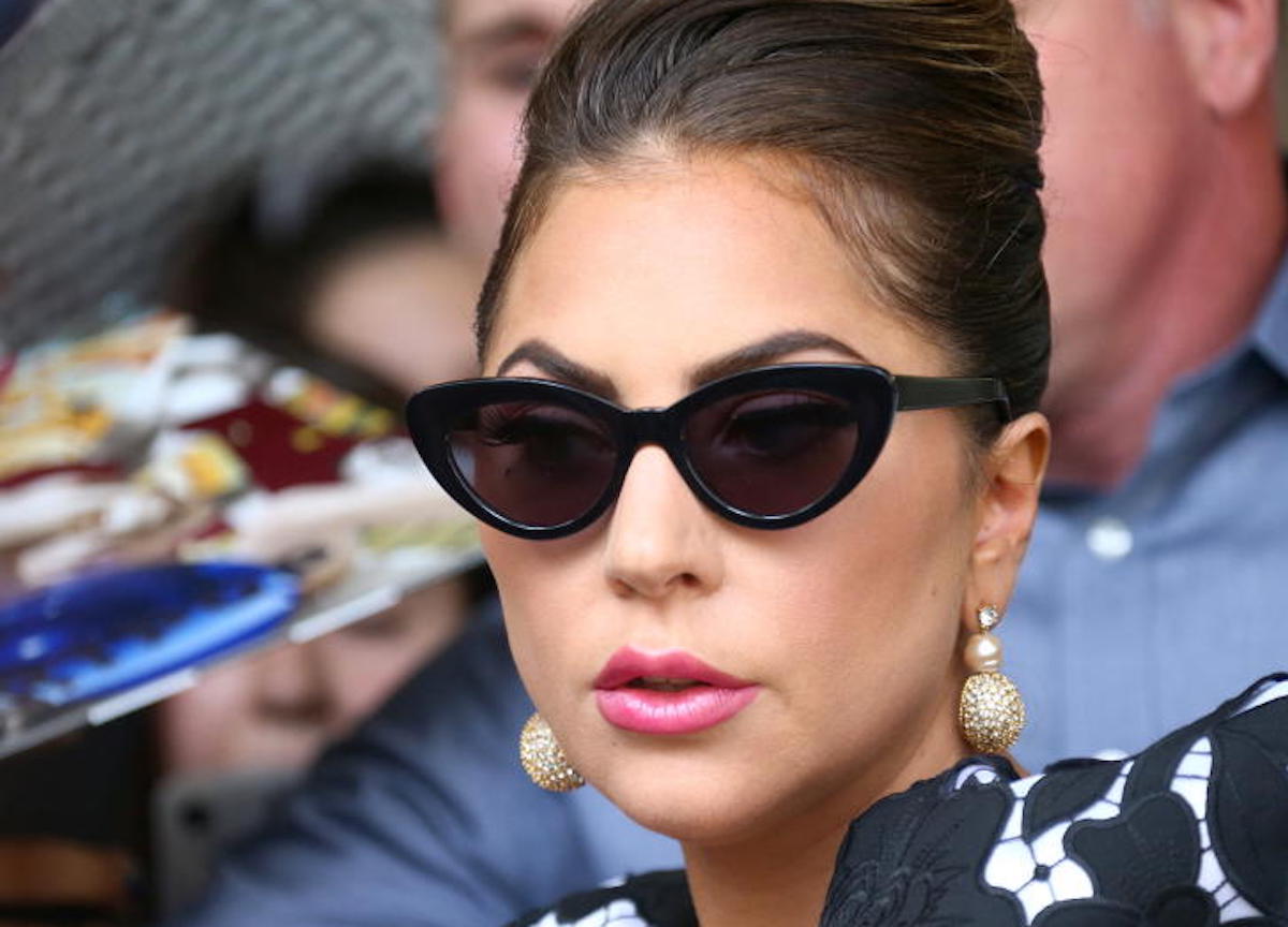 New York.Lady Gaga esce dall hotel da diva con in mano alcuni spartiti New York.Lady Gaga esce dall hotel da diva con in mano alcuni spartiti