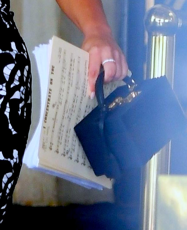 New York.Lady Gaga esce dall hotel da diva con in mano alcuni spartiti 