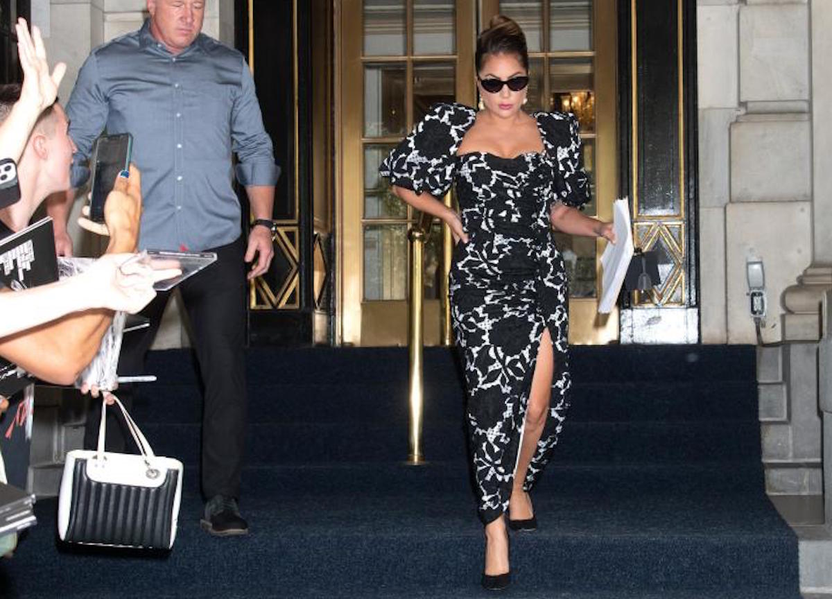 New York.Lady Gaga esce dall hotel da diva con in mano alcuni spartiti 