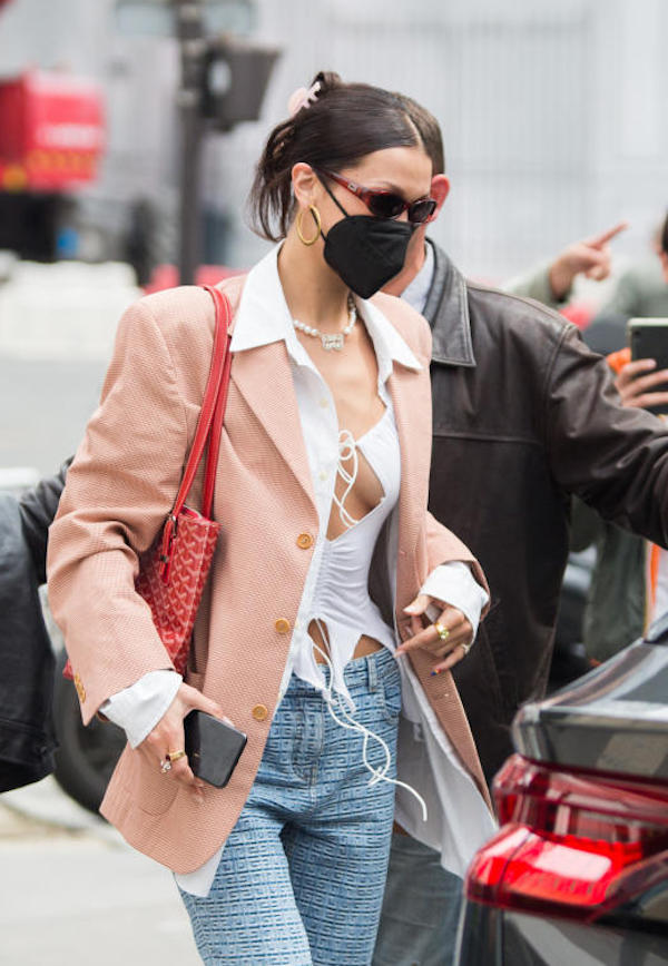 Parigi, Bella Hadid ,pomeriggio di shopping .Indecisa si regala un Backgammon
