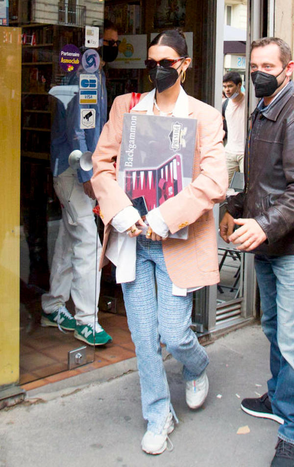 Parigi, Bella Hadid ,pomeriggio di shopping .Indecisa si regala un Backgammon