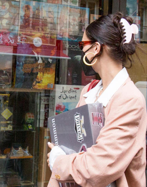 Parigi, Bella Hadid ,pomeriggio di shopping .Indecisa si regala un Backgammon