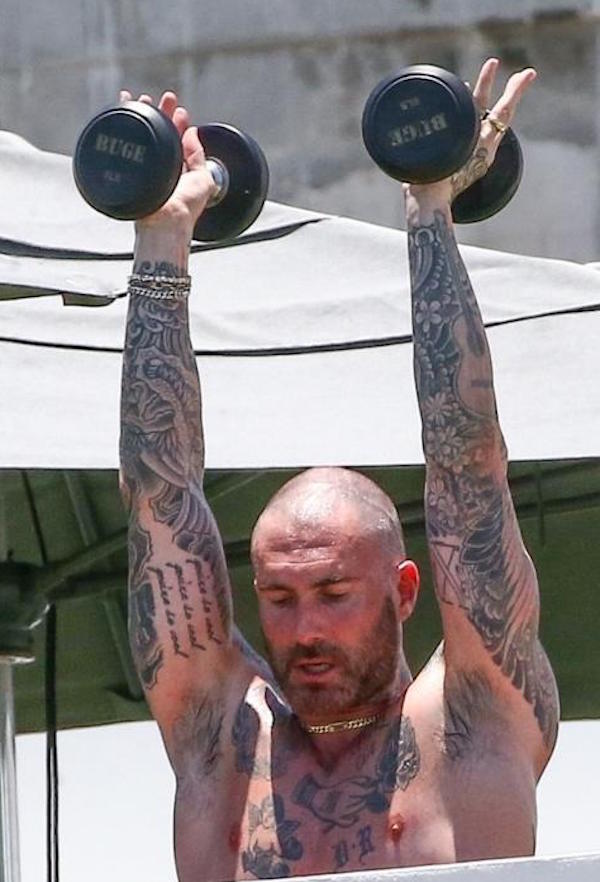 Miami Beah, Adam Levin mostra il suo fisico e i tatuaggi dopo l'allenamento 