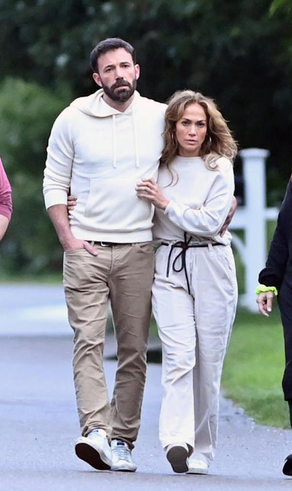 The Hampotns, Jennifer Lopez e Ben Affleck passeggiata d'amore abbracciati 