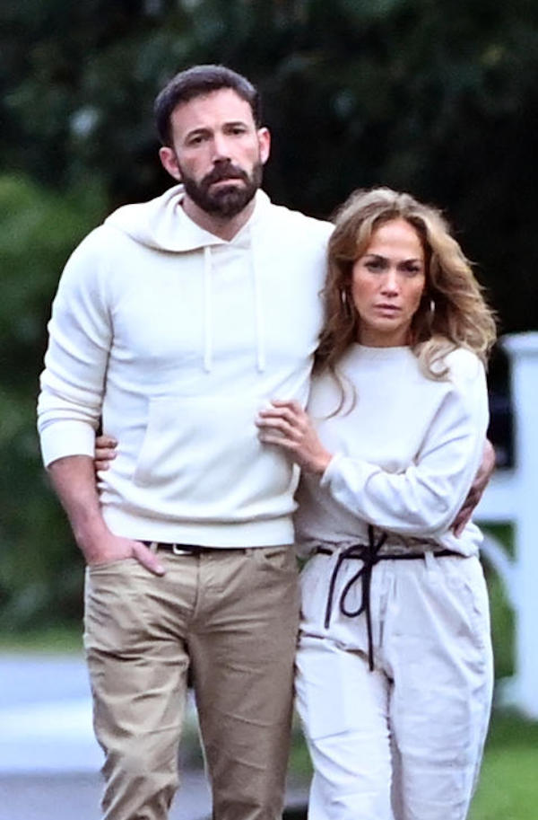 The Hampotns, Jennifer Lopez e Ben Affleck passeggiata d'amore abbracciati 