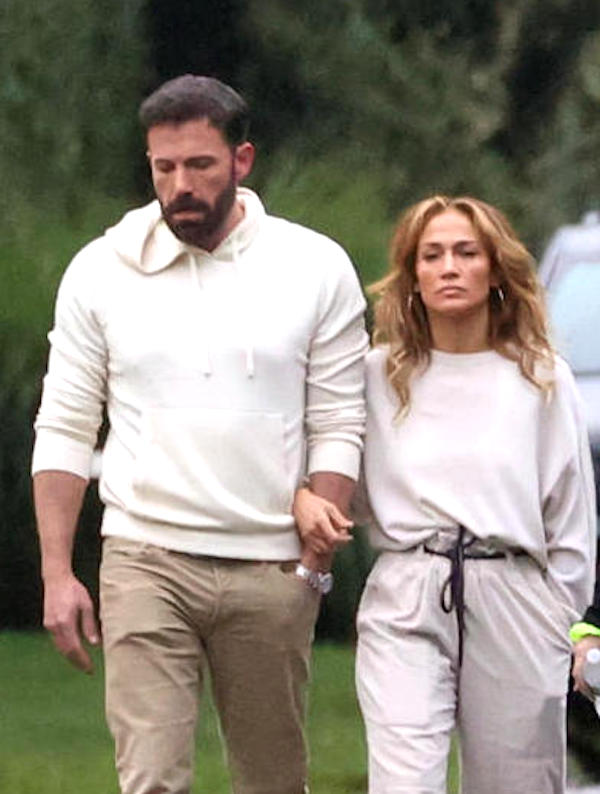 The Hampotns, Jennifer Lopez e Ben Affleck passeggiata d'amore abbracciati 
