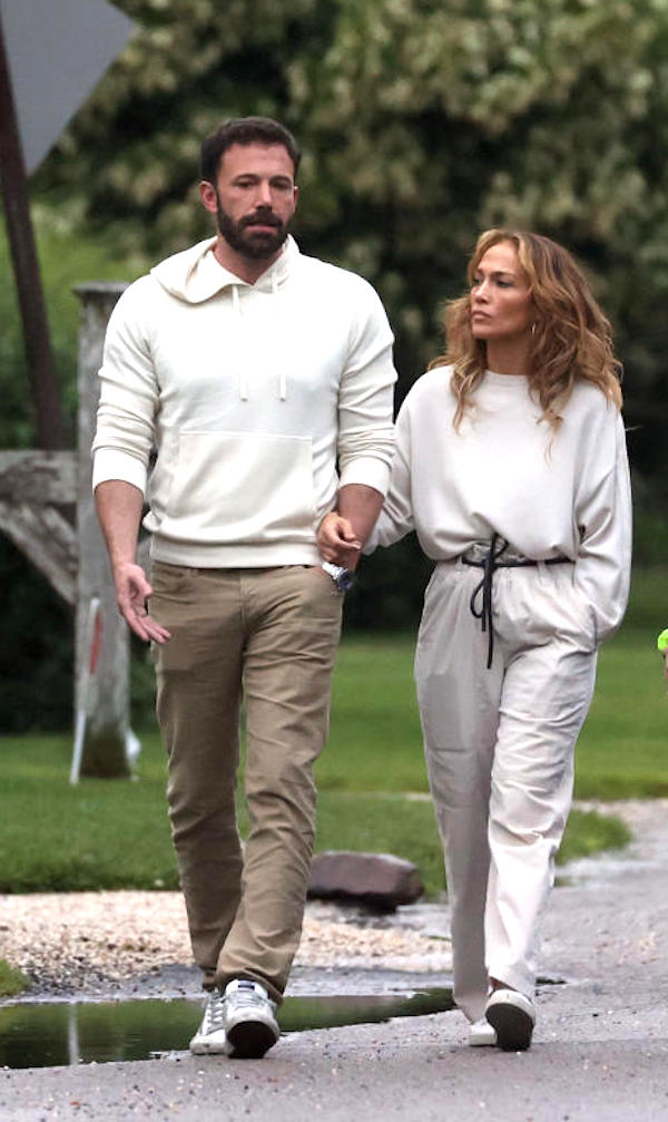 The Hampotns, Jennifer Lopez e Ben Affleck passeggiata d'amore abbracciati 