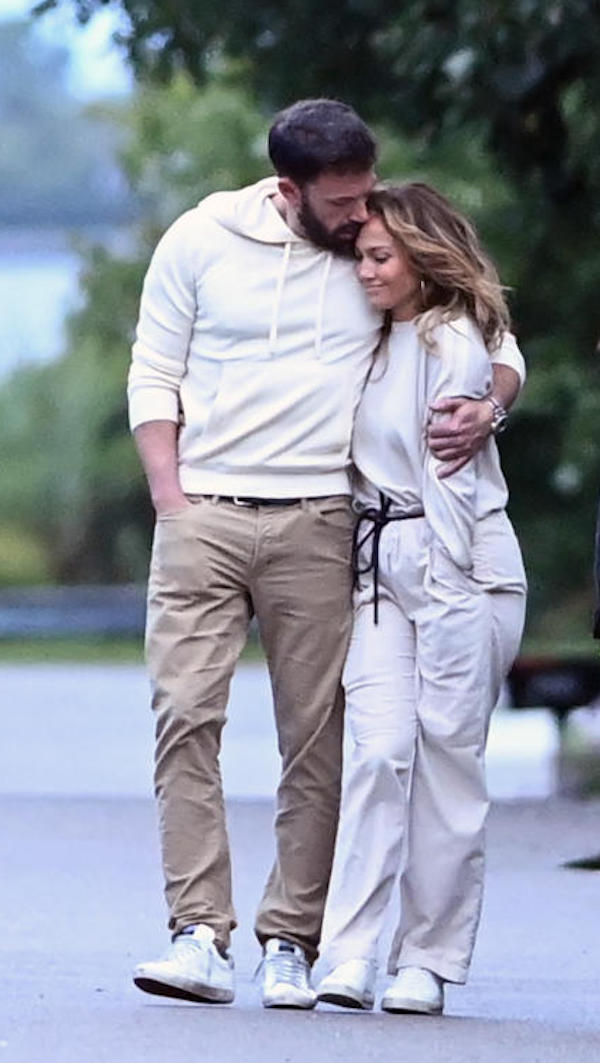 The Hampotns, Jennifer Lopez e Ben Affleck passeggiata d'amore abbracciati 