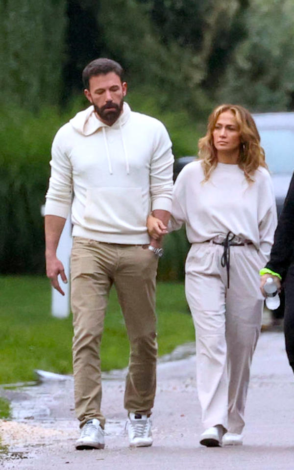 The Hampotns, Jennifer Lopez e Ben Affleck passeggiata d'amore abbracciati 