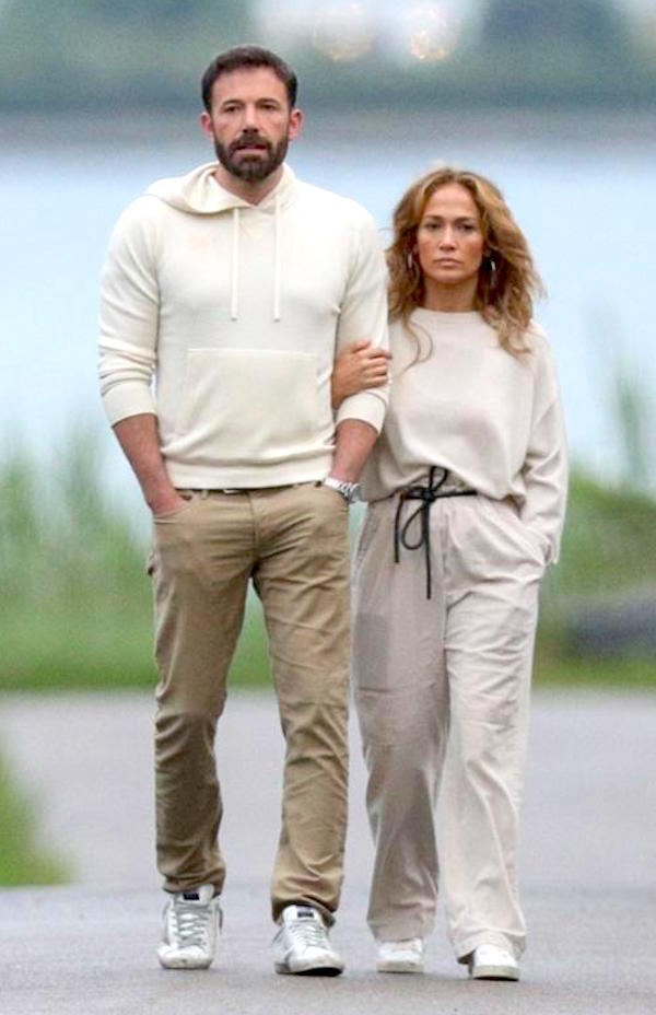 The Hampotns, Jennifer Lopez e Ben Affleck passeggiata d'amore abbracciati 