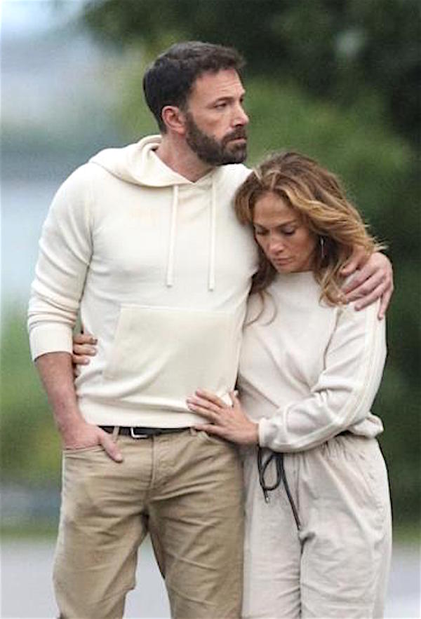 The Hampotns, Jennifer Lopez e Ben Affleck passeggiata d'amore abbracciati 