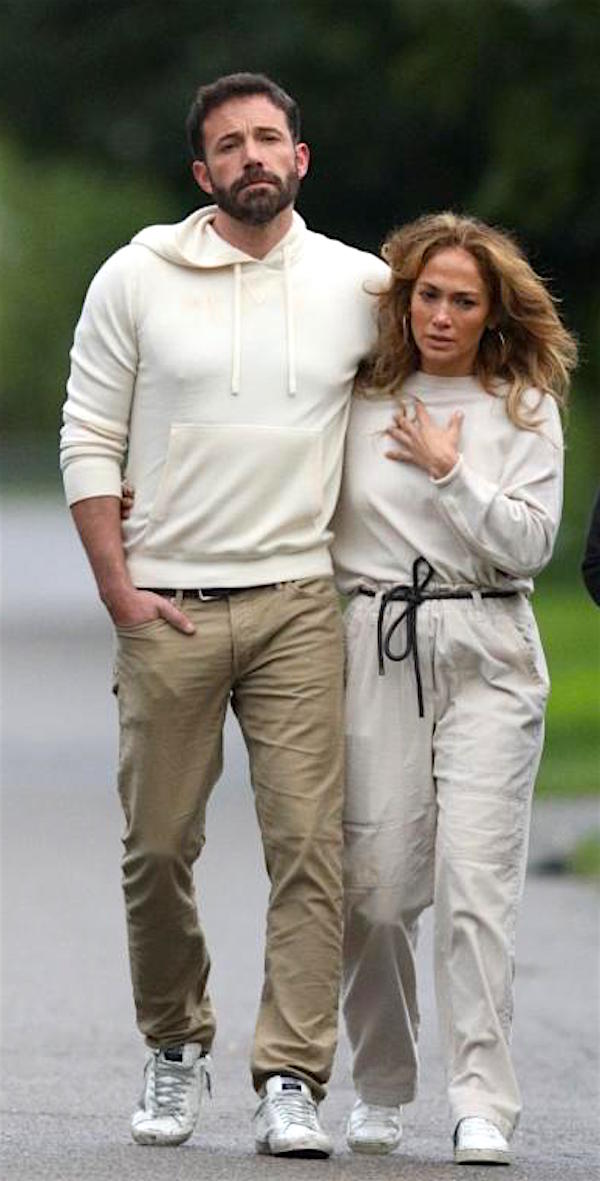 The Hampotns, Jennifer Lopez e Ben Affleck passeggiata d'amore abbracciati 