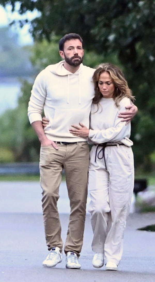 The Hampotns, Jennifer Lopez e Ben Affleck passeggiata d'amore abbracciati 