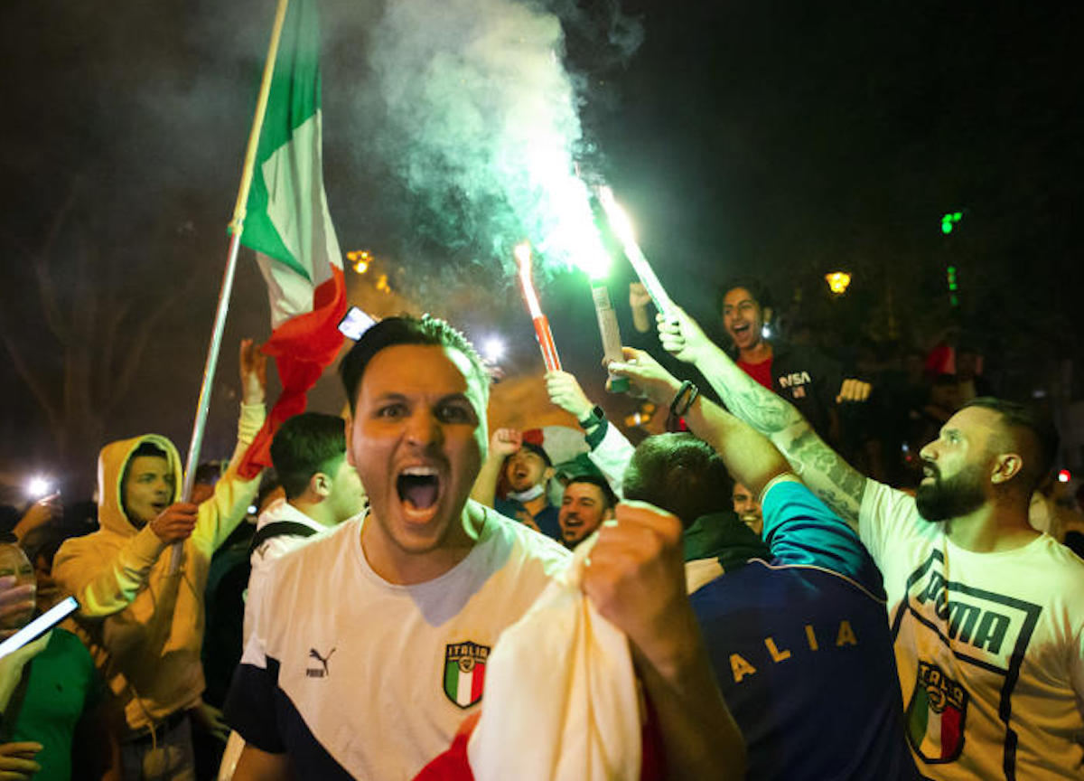 Tifosi festeggiano in Italia e nel mondo la vittoria dell Italia euro 2020