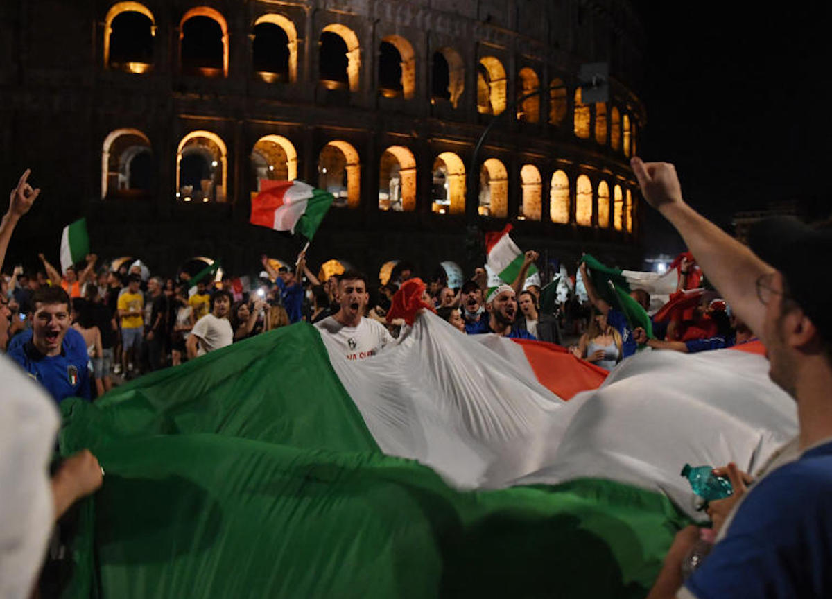 Tifosi festeggiano in Italia e nel mondo la vittoria dell Italia euro 2020