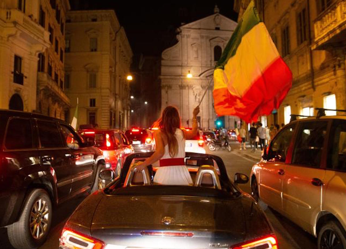 Tifosi festeggiano in Italia e nel mondo la vittoria dell Italia euro 2020