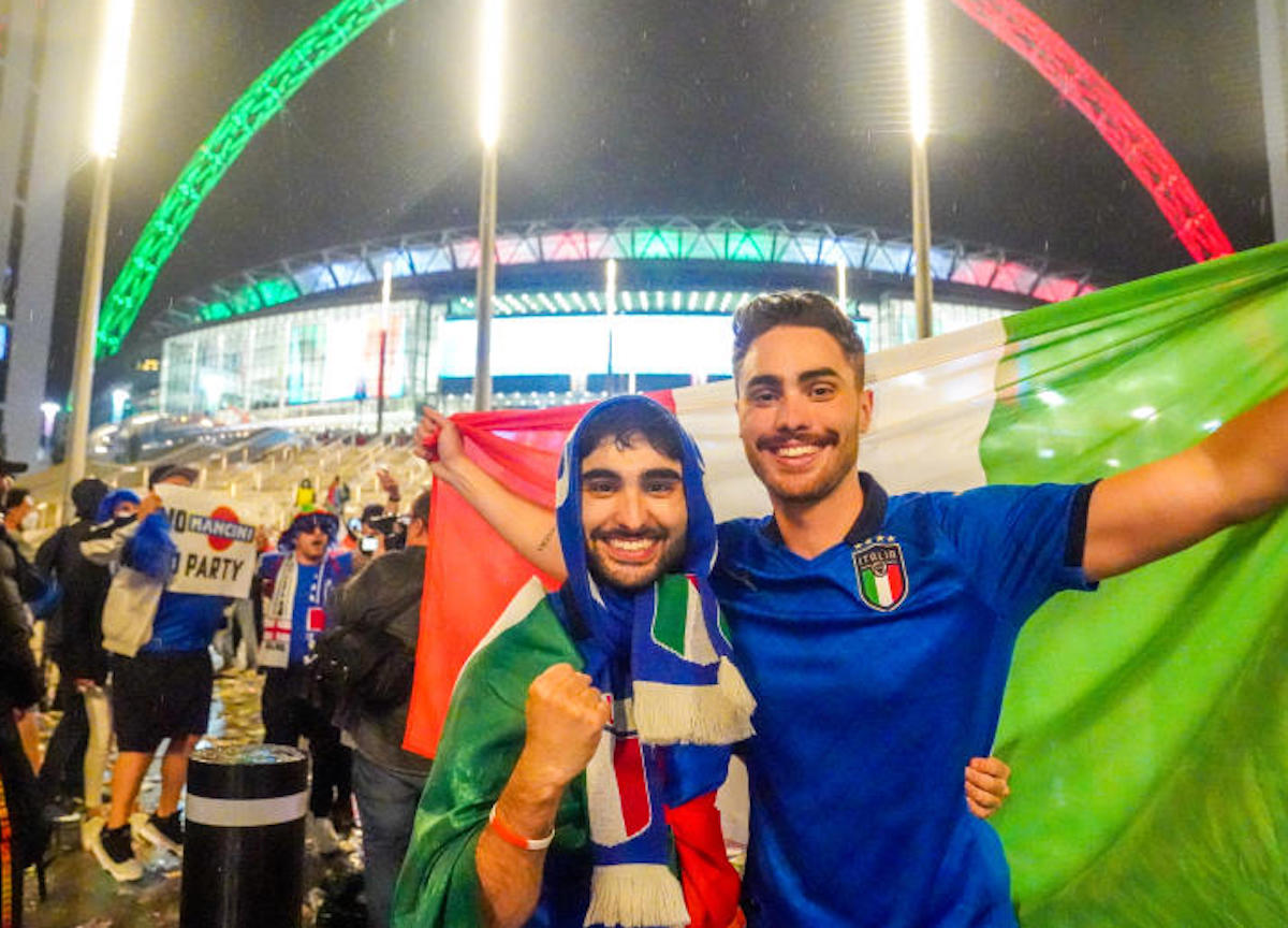 Tifosi festeggiano in Italia e nel mondo la vittoria dell Italia euro 2020