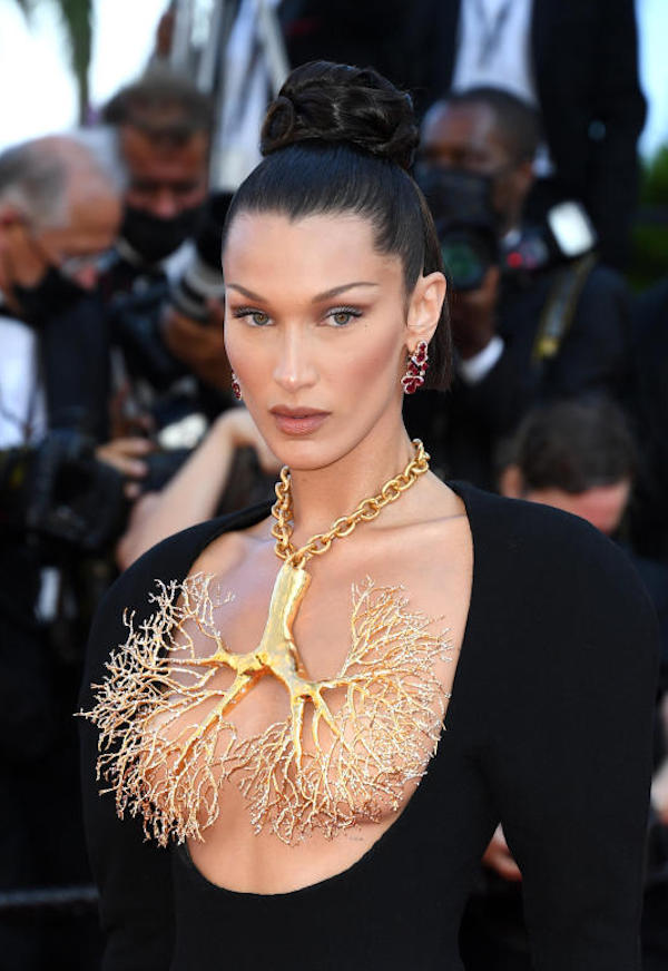 Cannes,Bella Hadid sul red carpet per il film "i tre piani"