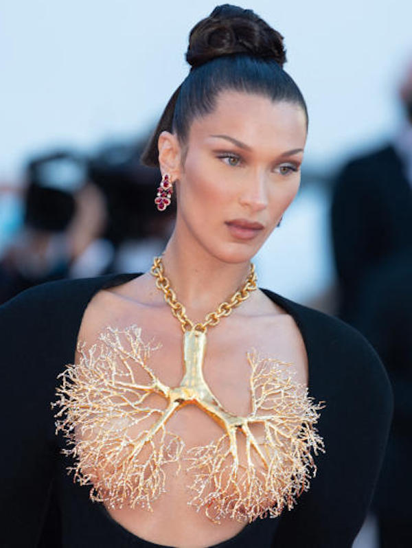 Cannes,Bella Hadid sul red carpet per il film "i tre piani"