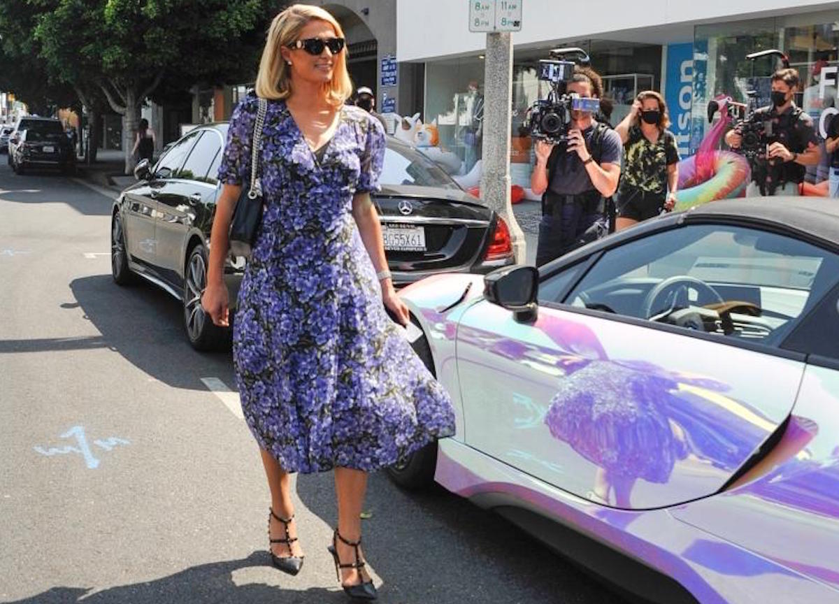 Hollywood Paris Hilton arriva da Kitson con la sua nuova auto, una BMW I8