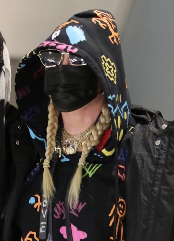 New York, Madonna e il fidanzato Ahlamalik look super colorato in aeroporto