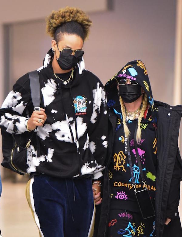New York, Madonna e il fidanzato Ahlamalik look super colorato in aeroporto