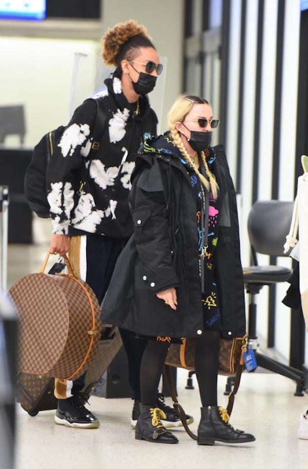 New York, Madonna e il fidanzato Ahlamalik look super colorato in aeroporto