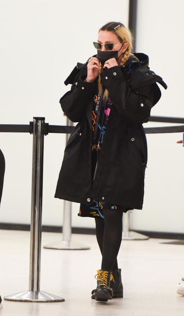 New York, Madonna e il fidanzato Ahlamalik look super colorato in aeroporto