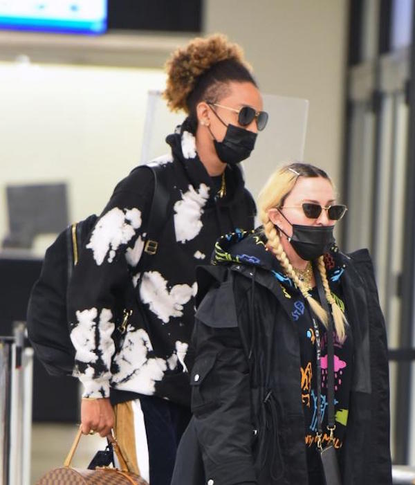 New York, Madonna e il fidanzato Ahlamalik look super colorato in aeroporto