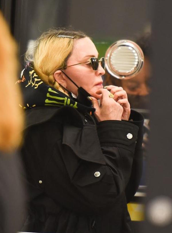 New York, Madonna e il fidanzato Ahlamalik look super colorato in aeroporto