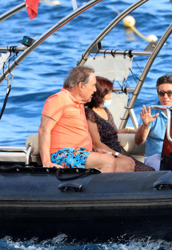 Antibes, Oliver Stone in costume a fiori e infradito cerca di salire in barca