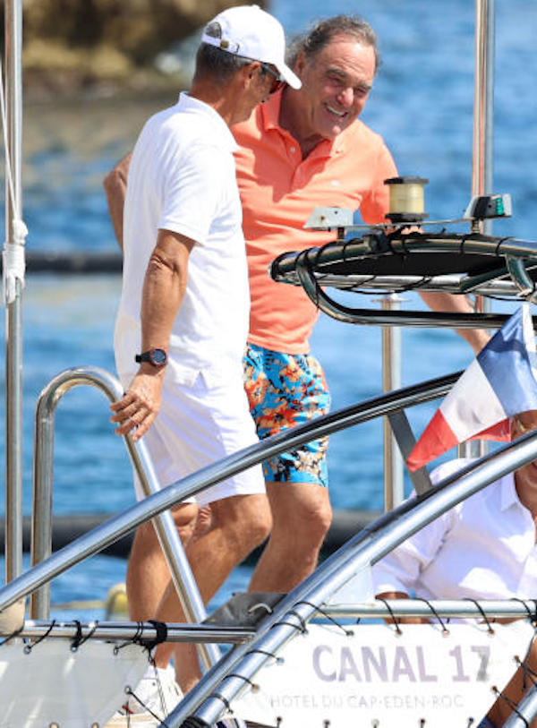 Antibes, Oliver Stone in costume a fiori e infradito cerca di salire in barca