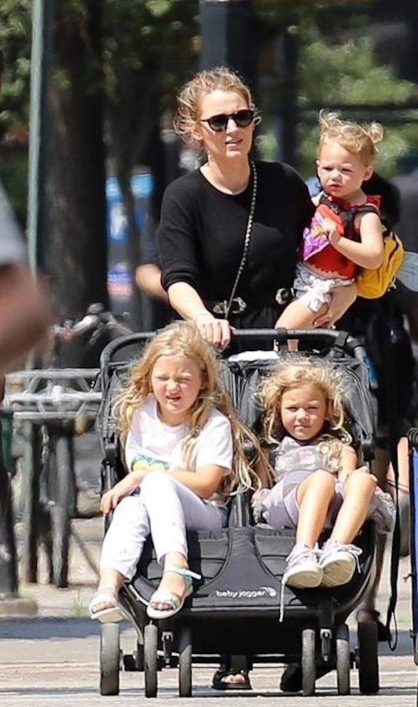 New York, vita da mamma per Blake Lively,braccia tutte occupate per le figlie