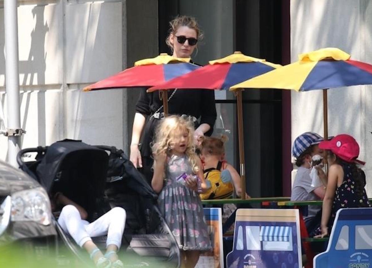 New York, vita da mamma per Blake Lively,braccia tutte occupate per le figlie